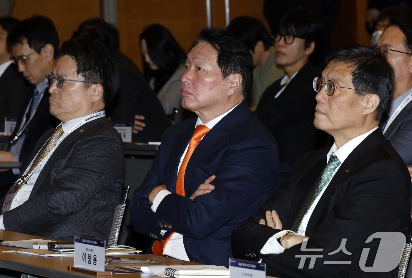 (서울=뉴스1) 박정호 기자 = 이창용 한국은행 총재(오른쪽부터)와 최태원 대한상공회의소 회장, 문신학 산업통상부 차관이 5일 오후 서울시 중구 세종대로 대한상공회의소 국제회의장에 …