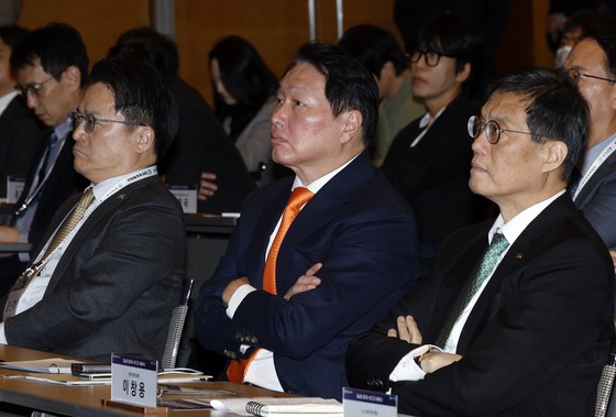 기조강연 경청하는 이창용·최태원·문신학