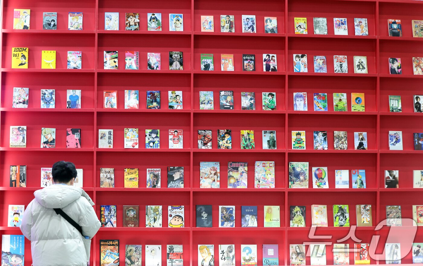 본문 이미지 - 5일 오후 경기도 고양시 일산서구 킨텍스&#40;KINTEX&#41;에서 열린 &#39;애니메이션 X 게임 페스티벌&#40;AGF&#41; 2025&#39;에서 관람객들이 부스를 둘러보고 있다. 2025.12.5/뉴스1 ⓒ News1 황기선 기자