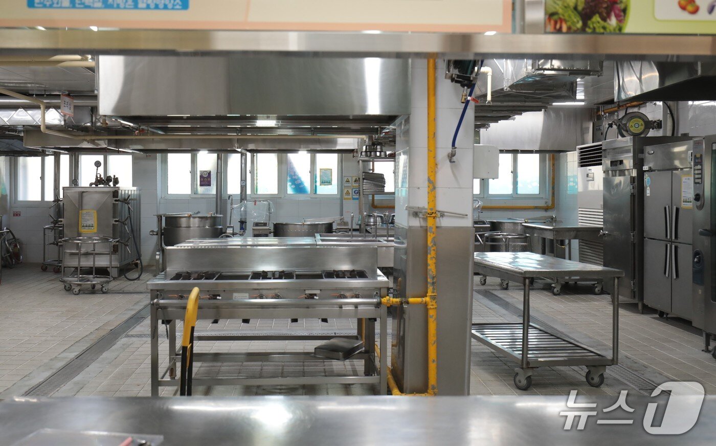 본문 이미지 - 전국학교비정규직연대회의가 올해 임금교섭 난항으로 전국 릴레이 파업을 벌이는 가운데 5일 울산의 한 학교에서도 급식 차질이 빚어져 급식실 조리공간이 텅 비어있다. ⓒ News1 김세은 기자