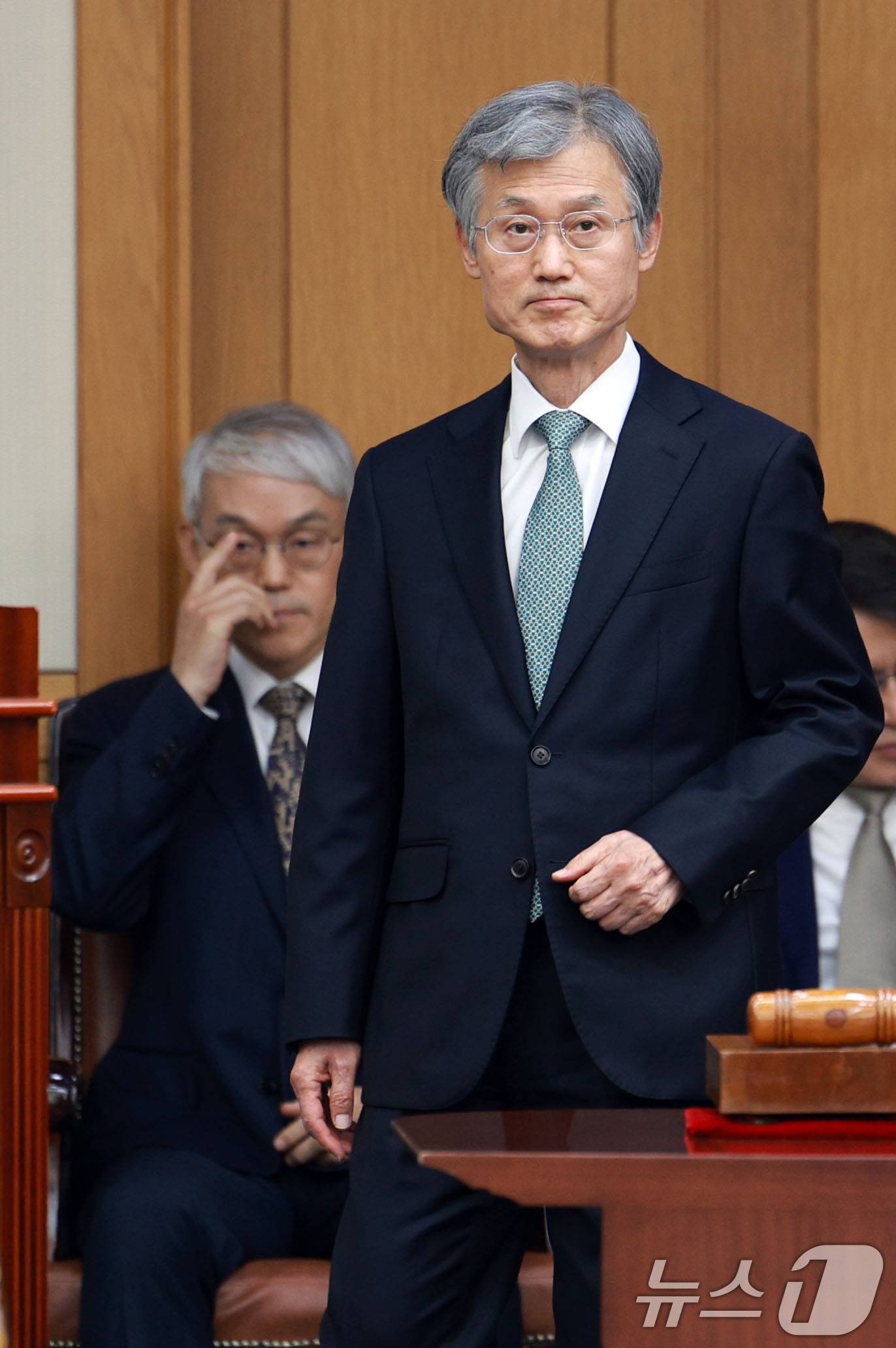 (서울=뉴스1) 장수영 기자 = 조희대 대법원장이 5일 서울 서초구 대법원에서 열린 전국법원장회의에서 인사말을 하기 위해 단상으로 발걸음을 옮기고 있다.왼쪽은 천대엽 법원행정처장. …