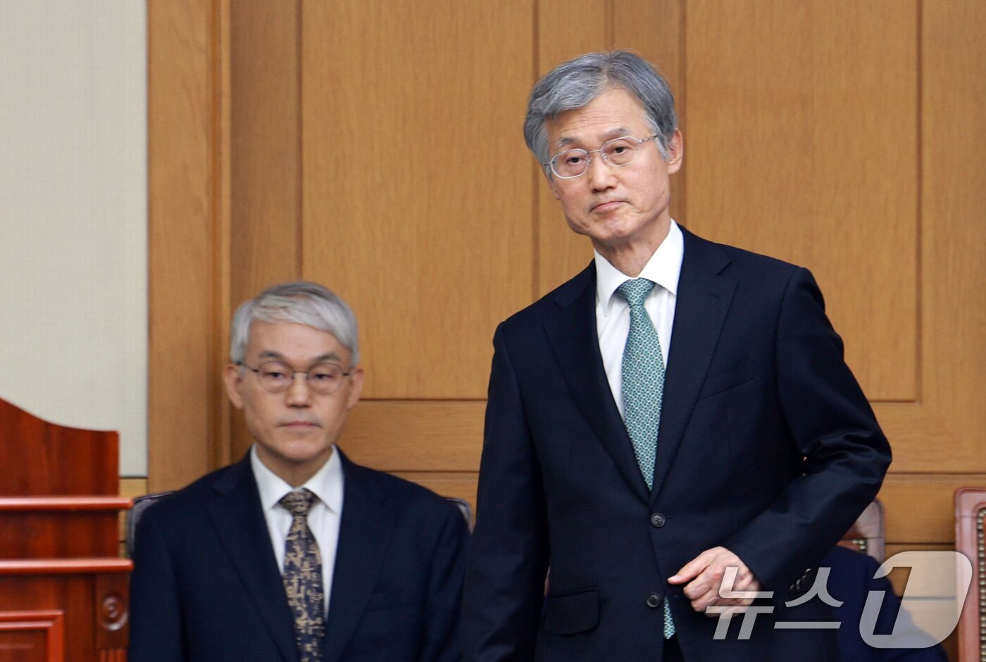 본문 이미지 - 조희대 대법원장이 5일 서울 서초구 대법원에서 열린 전국법원장회의에서 인사말을 하기 위해 단상으로 발걸음을 옮기고 있다. 왼쪽은 천대엽 법원행정처장. &#40;공동취재&#41; 2025.12.5/뉴스1 ⓒ News1 장수영 기자