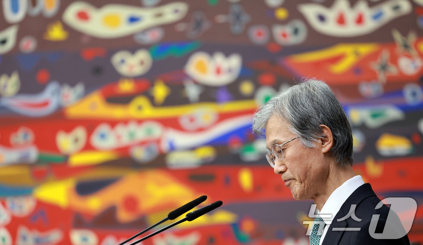 본문 이미지 - 조희대 대법원장이 5일 서울 서초구 대법원에서 열린 전국법원장회의에서 잠시 생각에 잠겨있다. &#40;공동취재&#41; 2025.12.5/뉴스1 ⓒ News1 장수영 기자