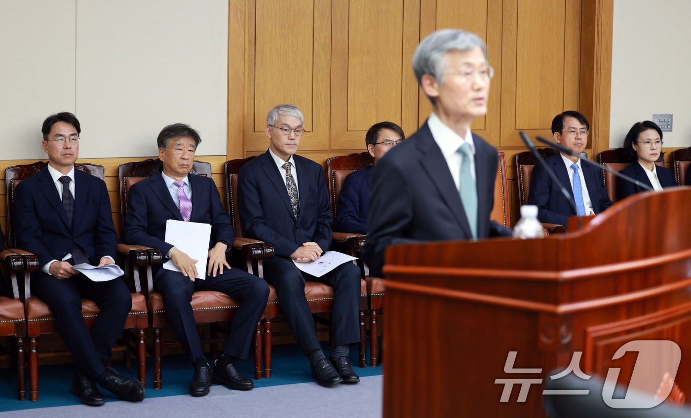 (서울=뉴스1) 장수영 기자 = 천대엽 법원행정처장(왼쪽 세번째)과 대법관들이 5일 서울 서초구 대법원에서 열린 전국법원장회의에서 조희대 대법원장의 인사말을 듣고 있다. (공동취재 …