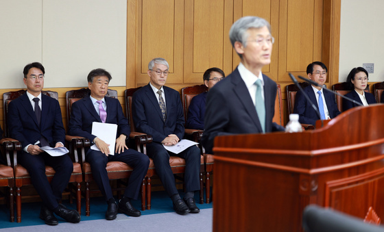 대법원장 인사말 듣는 대법관들