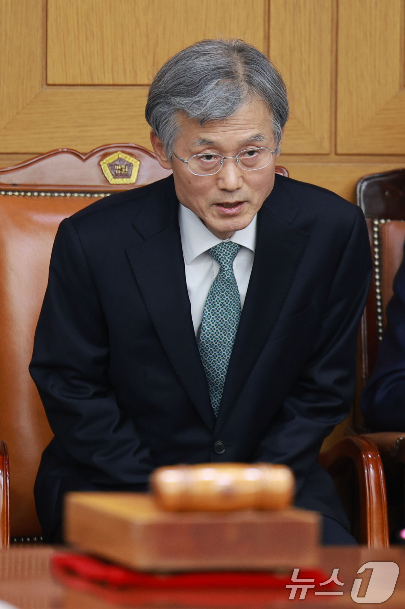 (서울=뉴스1) 장수영 기자 = 조희대 대법원장이 5일 서울 서초구 대법원에서 열린 전국법원장회의에서 인사말을 마친 뒤 자리에 앉고 있다. (공동취재) 2025.12.5/뉴스1