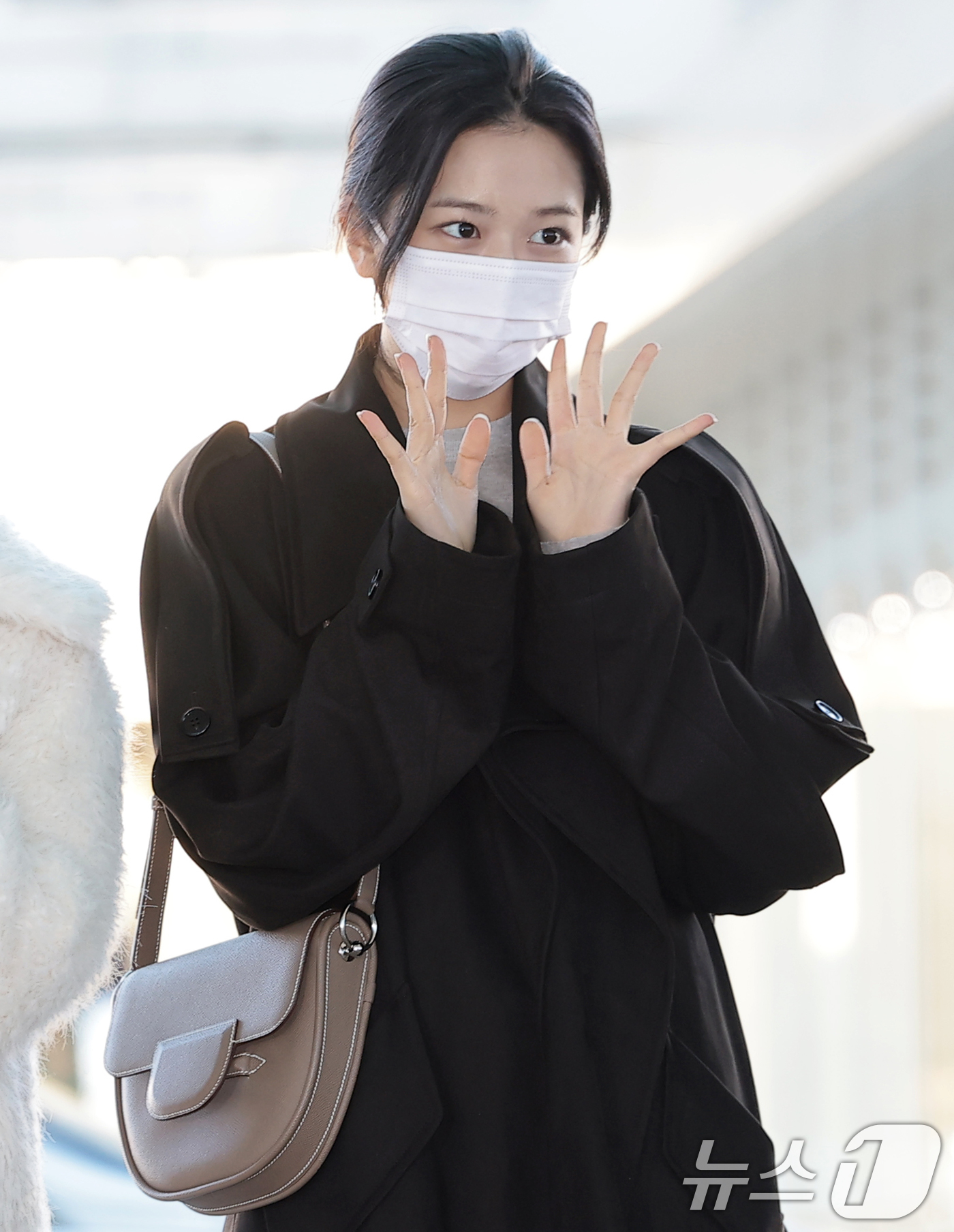(인천공항=뉴스1) 권현진 기자 = 아이브 안유진이 해외 일정을 위해 5일 인천국제공항을 통해 대만으로 출국하기 전 인사를 하고  있다. 2025.12.5/뉴스1