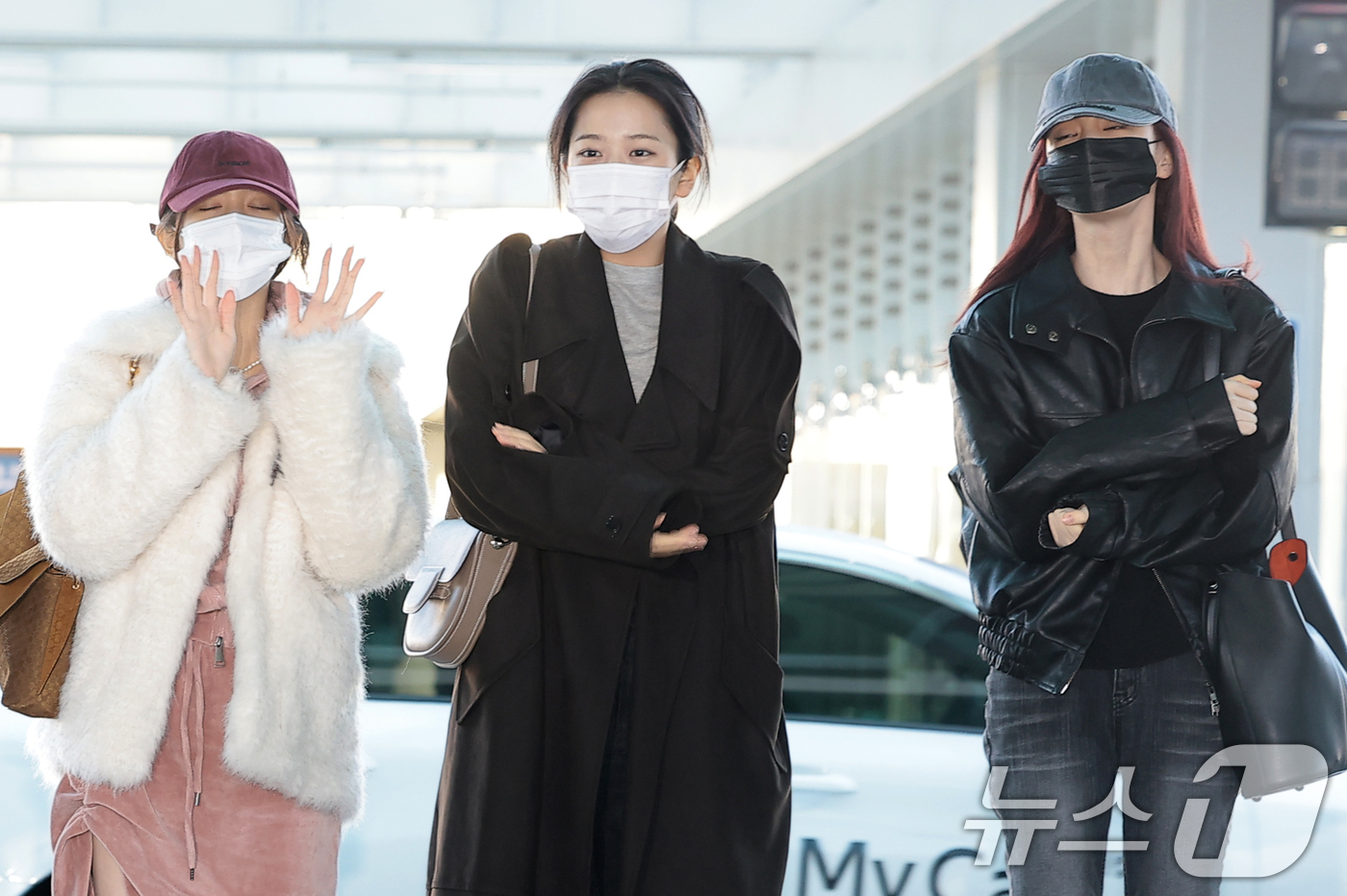 (인천공항=뉴스1) 권현진 기자 = 아이브 이서(왼쪽부터)와 안유진, 리즈가 해외 일정을 위해 5일 인천국제공항을 통해 대만으로 출국하고 있다. 2025.12.5/뉴스1
