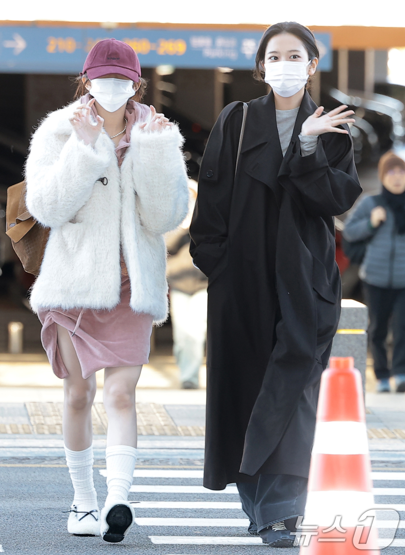 (인천공항=뉴스1) 권현진 기자 = 아이브 이서와 안유진(오른쪽)이 해외 일정을 위해 5일 인천국제공항을 통해 대만으로 출국하기 전 인사를 하고  있다. 2025.12.5/뉴스1