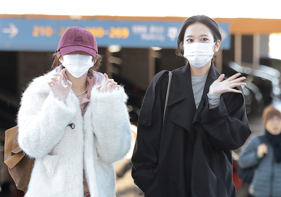 이서·안유진, 출국
