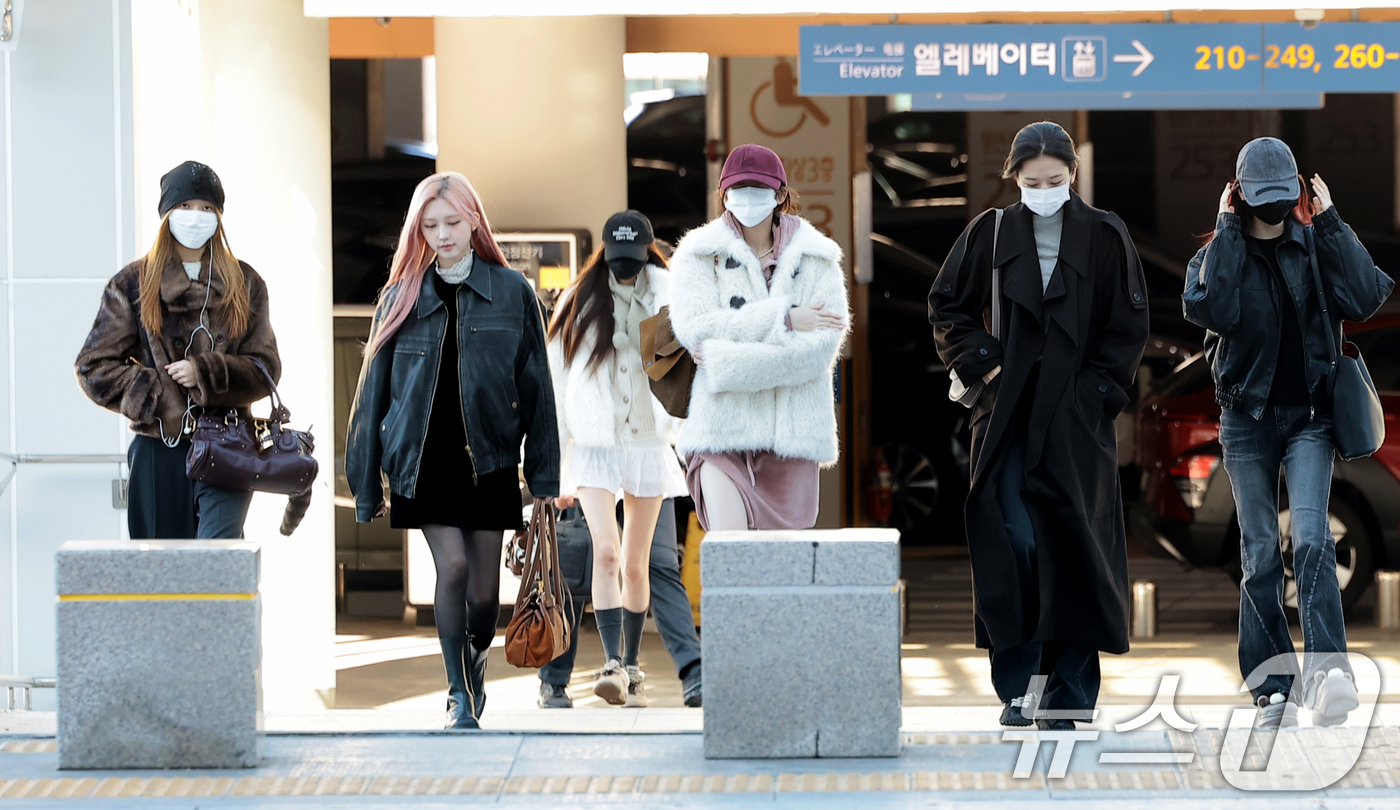 (인천공항=뉴스1) 권현진 기자 = 아이브가 해외 일정을 위해 5일 인천국제공항을 통해 대만으로 출국하고  있다. 2025.12.5/뉴스1