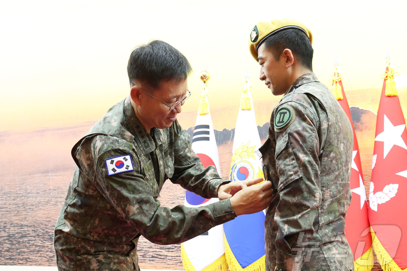 (서울=뉴스1) = 김규하(대장) 육군참모총장이 5일 충남 계룡대학교 무궁화회관에서 열린 ‘2025년 최정예 300전투원 시상식’에서 최정예 300전투원에 선발된 인원에게 휘장을 …