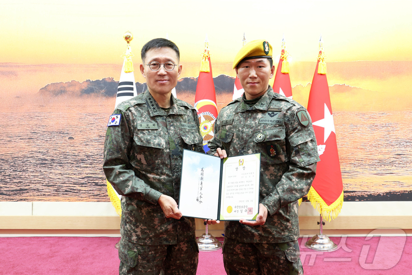 (서울=뉴스1) = 김규하(대장) 육군참모총장이 5일 충남 계룡대학교 무궁화회관에서 열린 ‘2025년 최정예 300전투원 시상식’에서 최정예 300전투원에 선발된 인원에게 황금색 …