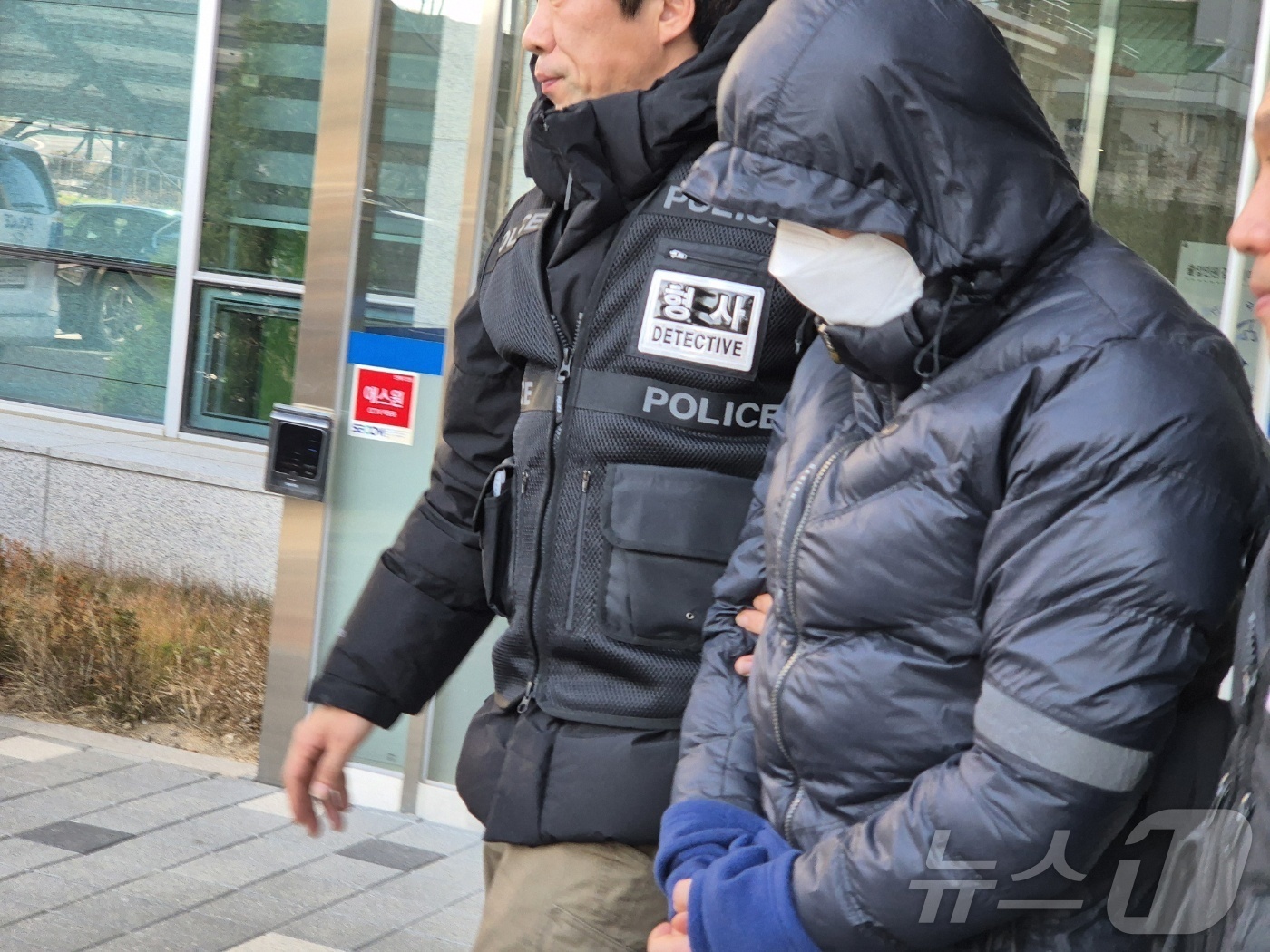 (속초=뉴스1) 윤왕근 기자 = 강원 양양군청 직장 내 괴롭힘 의혹 피의자 A 씨가 5일 오후 춘천지법 속초지원에서 열린 구속 전 피의자 심문(영장실질심사)을 받은 후 법정을 나서 …