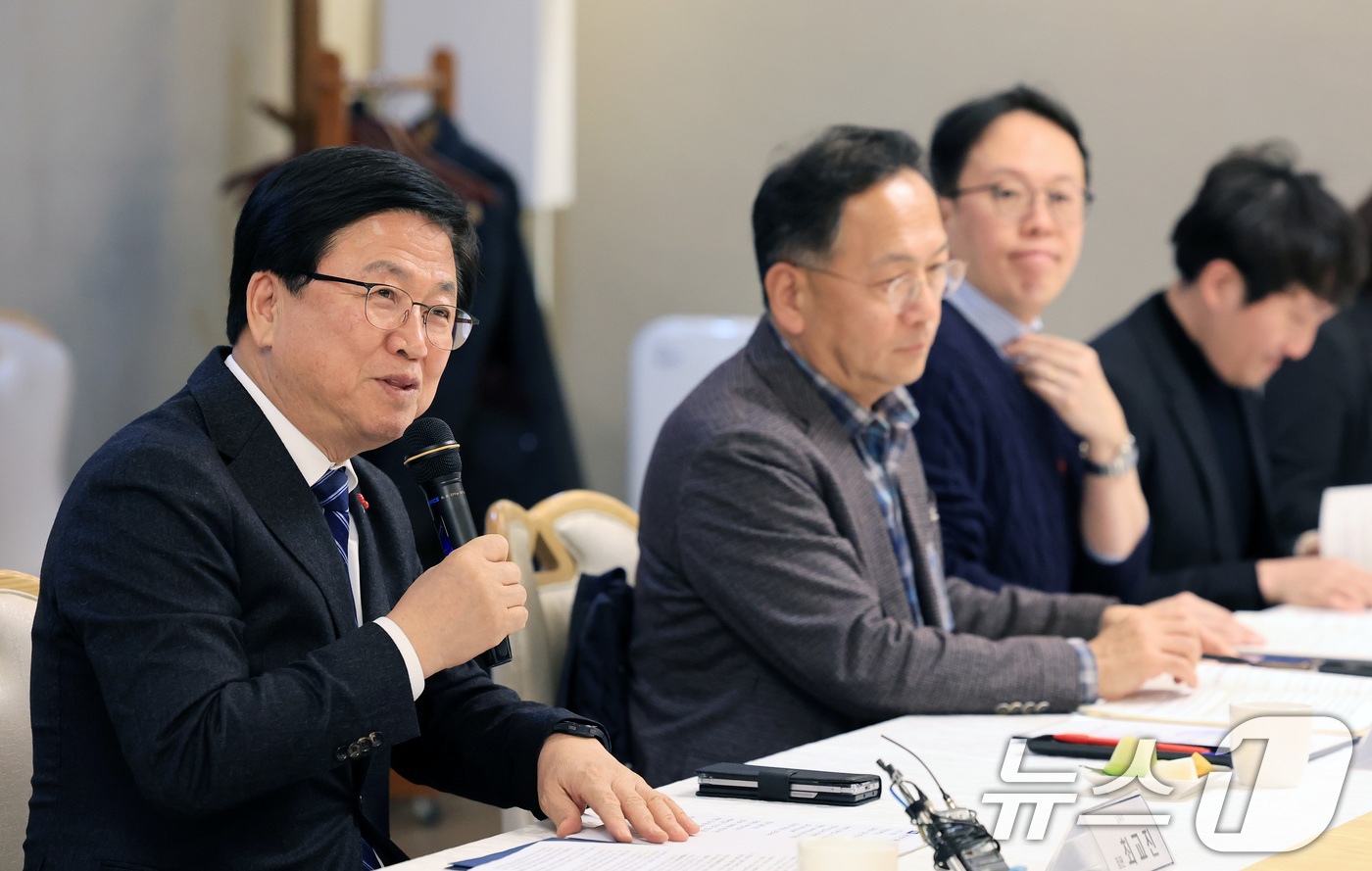 (서울=뉴스1) 임세영 기자 = 최교진 교육부 장관이 5일 서울 종로구 정부서울청사에서 열린 제2차 민주시민교육 자문단 회의에서 모두발언을 하고 있다. 2025.12.5/뉴스1