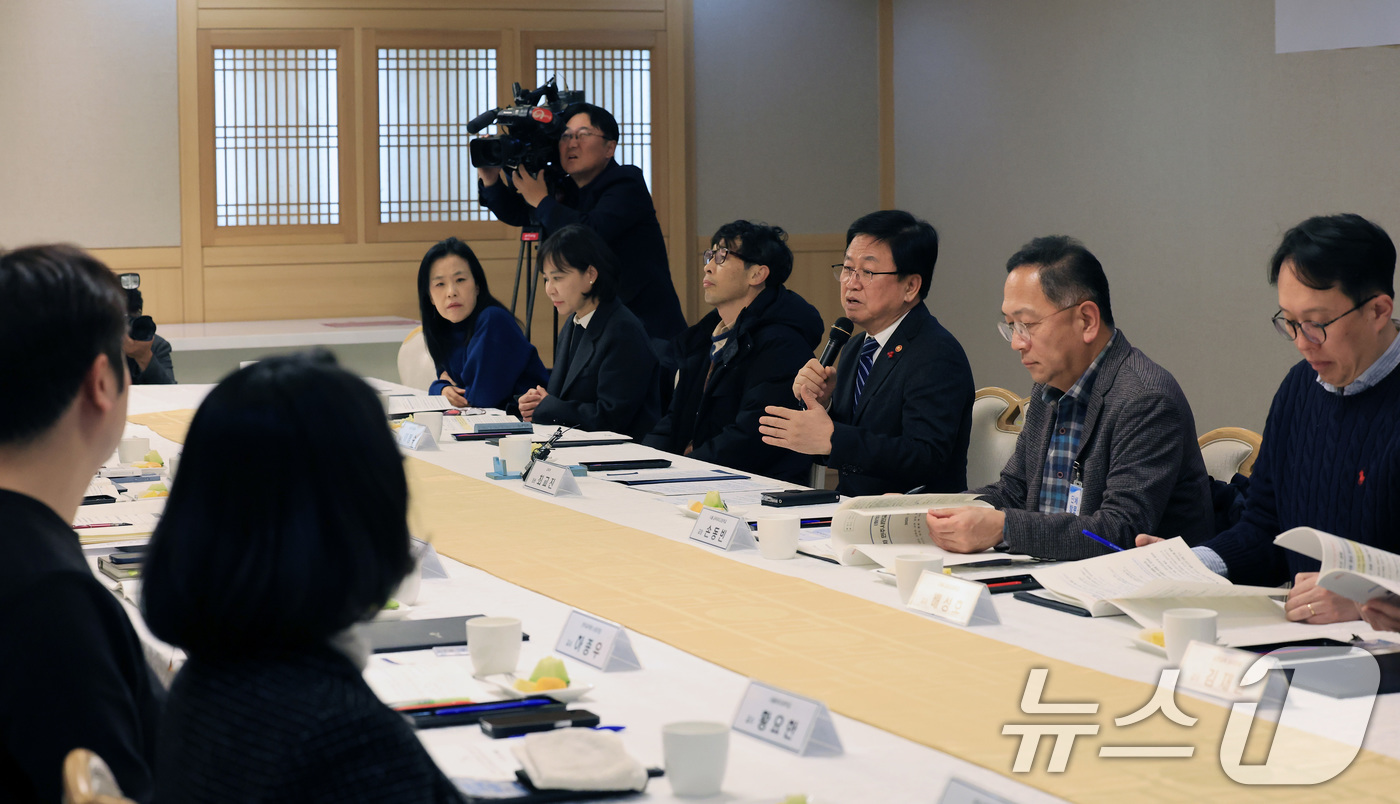 (서울=뉴스1) 임세영 기자 = 최교진 교육부 장관이 5일 서울 종로구 정부서울청사에서 열린 제2차 민주시민교육 자문단 회의에서 모두발언을 하고 있다. 2025.12.5/뉴스1