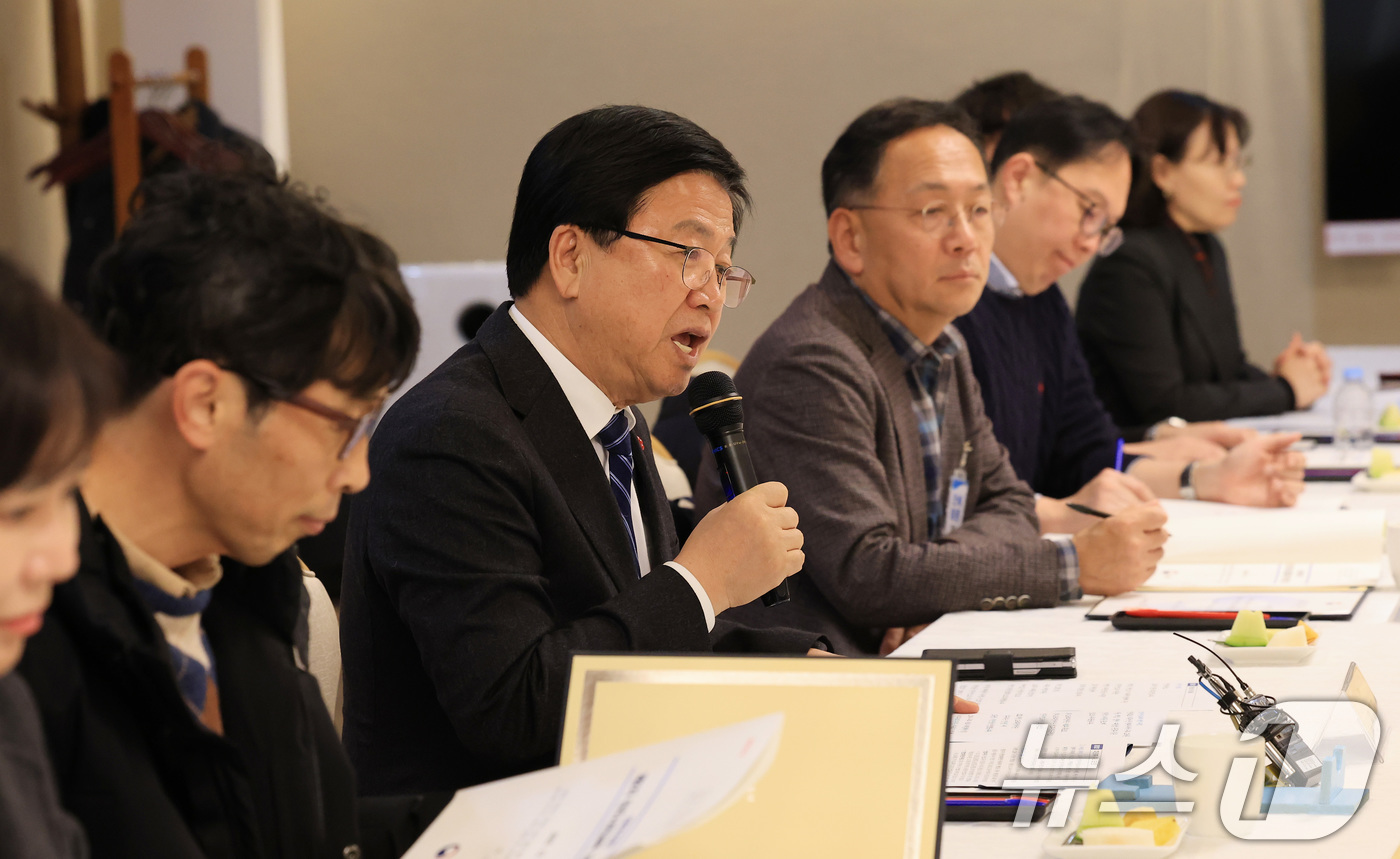 (서울=뉴스1) 임세영 기자 = 최교진 교육부 장관이 5일 서울 종로구 정부서울청사에서 열린 제2차 민주시민교육 자문단 회의에서 모두발언을 하고 있다. 2025.12.5/뉴스1