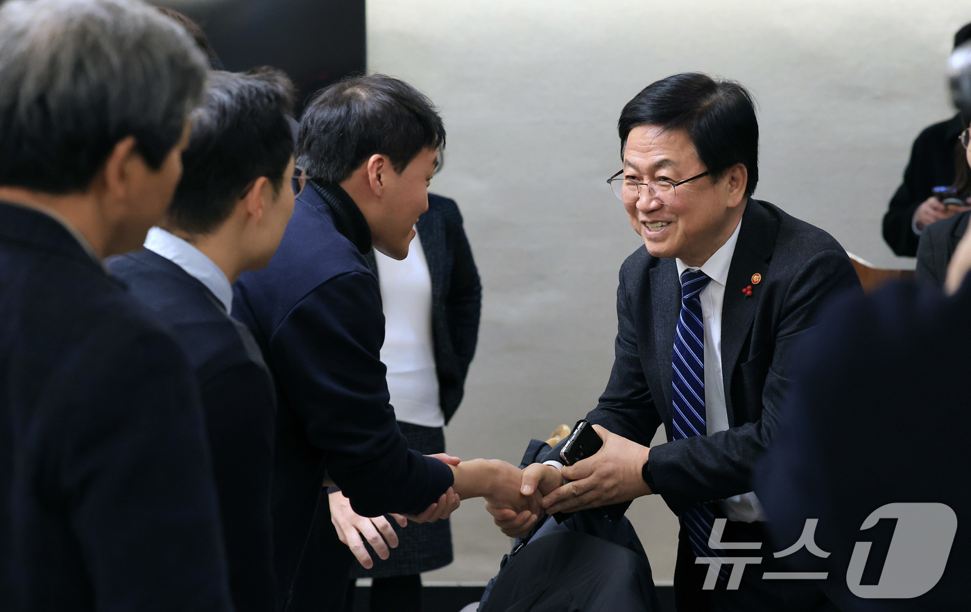 (서울=뉴스1) 임세영 기자 = 최교진 교육부 장관이 5일 서울 종로구 정부서울청사에서 열린 제2차 민주시민교육 자문단 회의에서 참석자들과 인사를 나누고 있다. 2025.12.5/ …