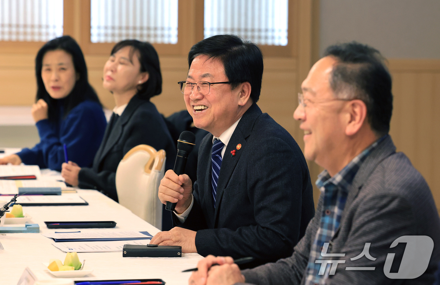 (서울=뉴스1) 임세영 기자 = 최교진 교육부 장관이 5일 서울 종로구 정부서울청사에서 열린 제2차 민주시민교육 자문단 회의에서 모두발언을 하고 있다. 2025.12.5/뉴스1