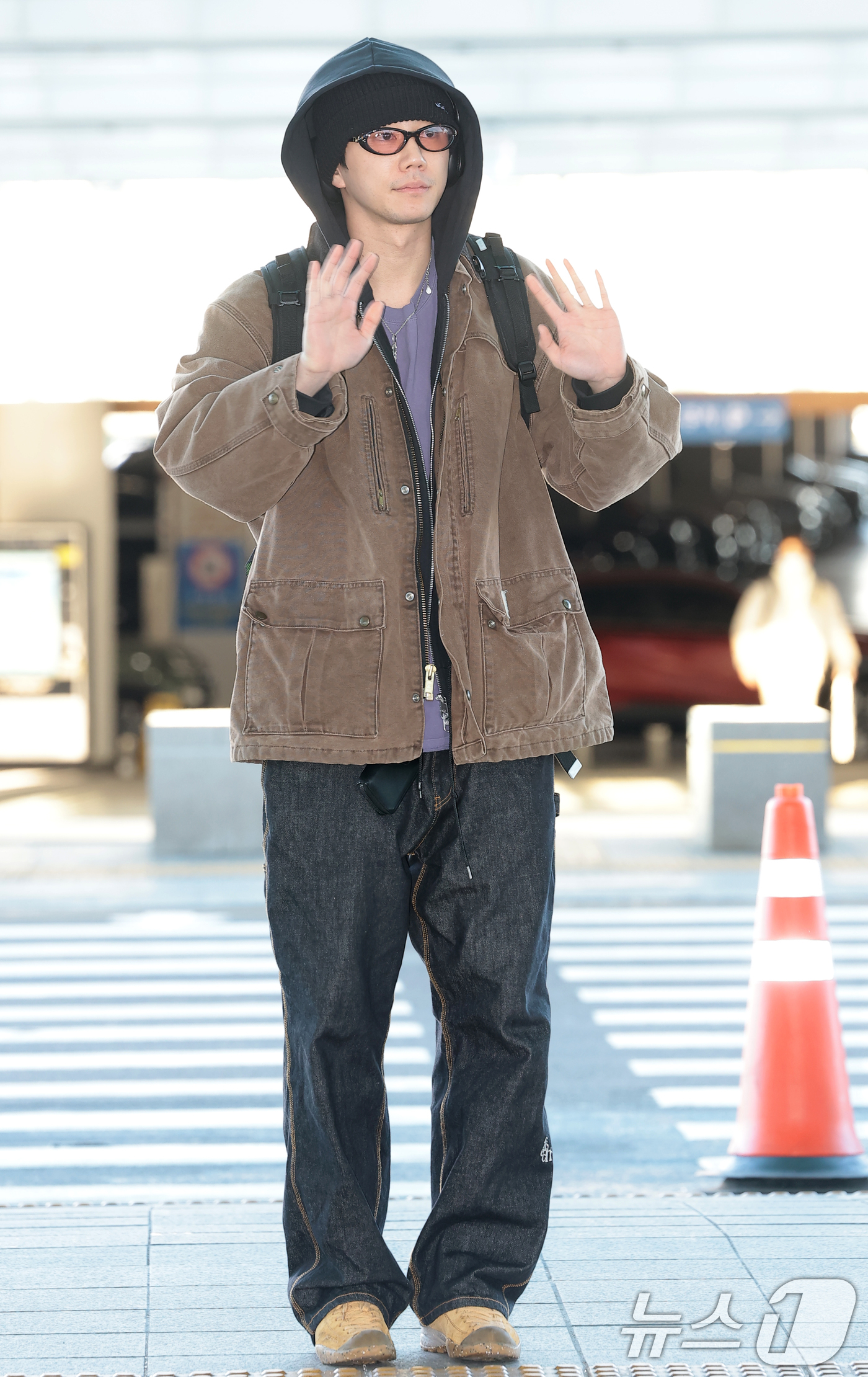 (인천공항=뉴스1) 권현진 기자 = 배우 이준영이 해외 일정을 위해 5일 인천국제공항을 통해 대만으로 출국하기 전 인사를 하고  있다. 2025.12.5/뉴스1