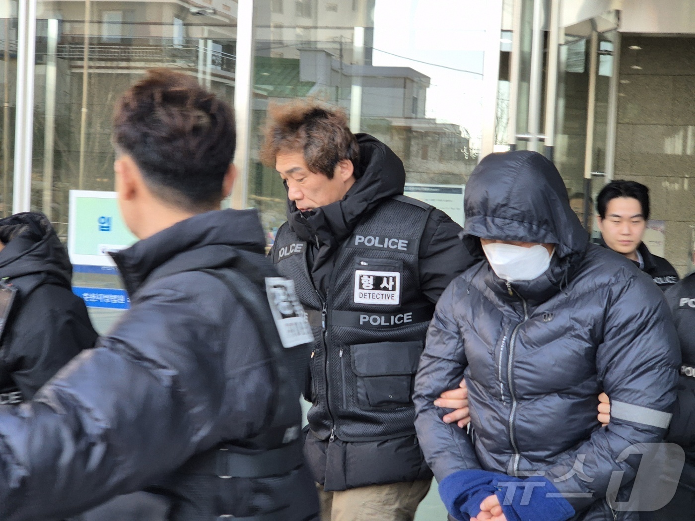 (속초=뉴스1) 윤왕근 기자 = 강원 양양군청 직장 내 괴롭힘 의혹 피의자 A 씨가 5일 오후 춘천지법 속초지원에서 열린 구속 전 피의자 심문(영장실질심사)을 받은 후 법정을 나서 …