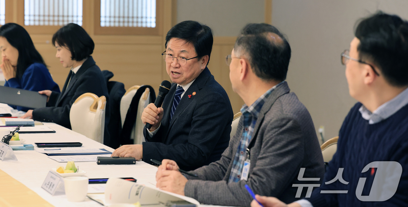 (서울=뉴스1) 임세영 기자 = 최교진 교육부 장관이 5일 서울 종로구 정부서울청사에서 열린 제2차 민주시민교육 자문단 회의에서 모두발언을 하고 있다. 2025.12.5/뉴스1