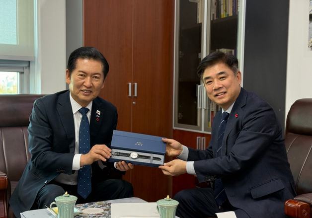 '李대통령 손목시계' 찬 정청래 "정부 성공 위해 힘쓰겠다"