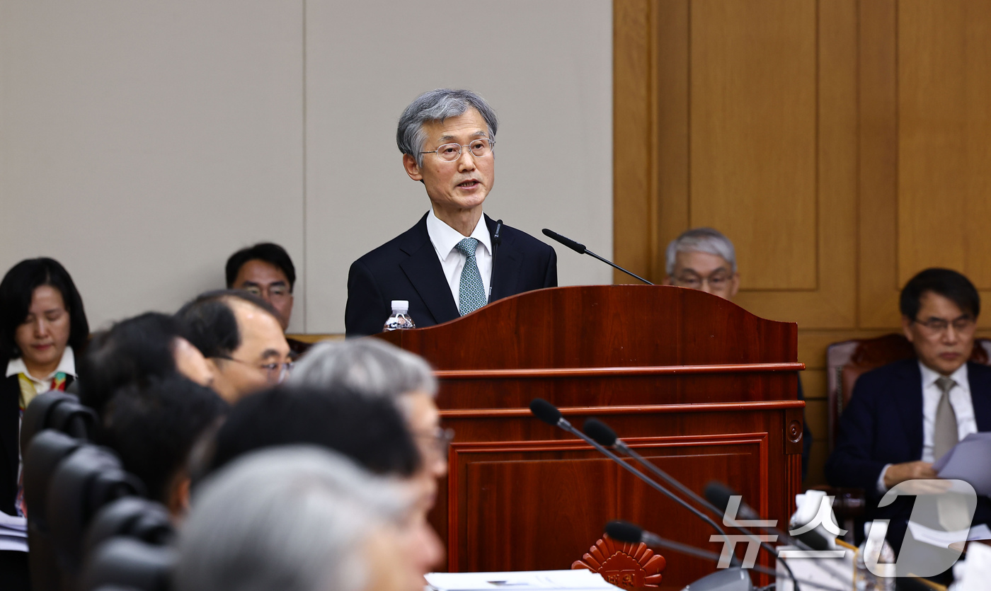 (서울=뉴스1) 장수영 기자 = 조희대 대법원장이 5일 오후 서울 서초구 대법원에서 열린 전국법원장회의에서 인사말을 하고 있다. (공동취재) 2025.12.5/뉴스1