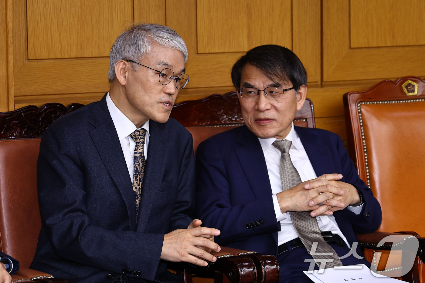 (서울=뉴스1) 장수영 기자 = 천대엽 법원행정처장(왼쪽)과 노태악 중앙선거관리위원장이 5일 서울 서초구 대법원에서 열린 전국법원장회의에서 대화하고 있다. (공동취재) 2025.1 …