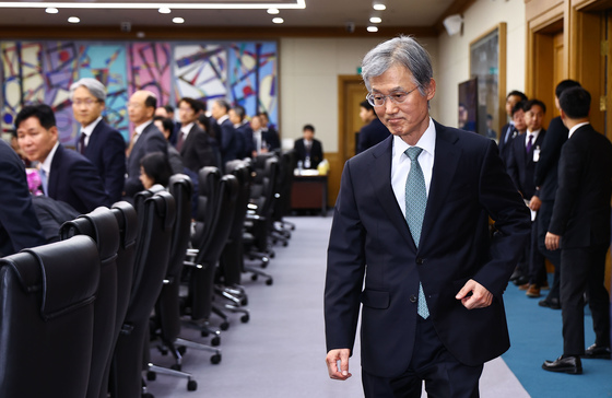 자리 향하는 조희대 대법원장