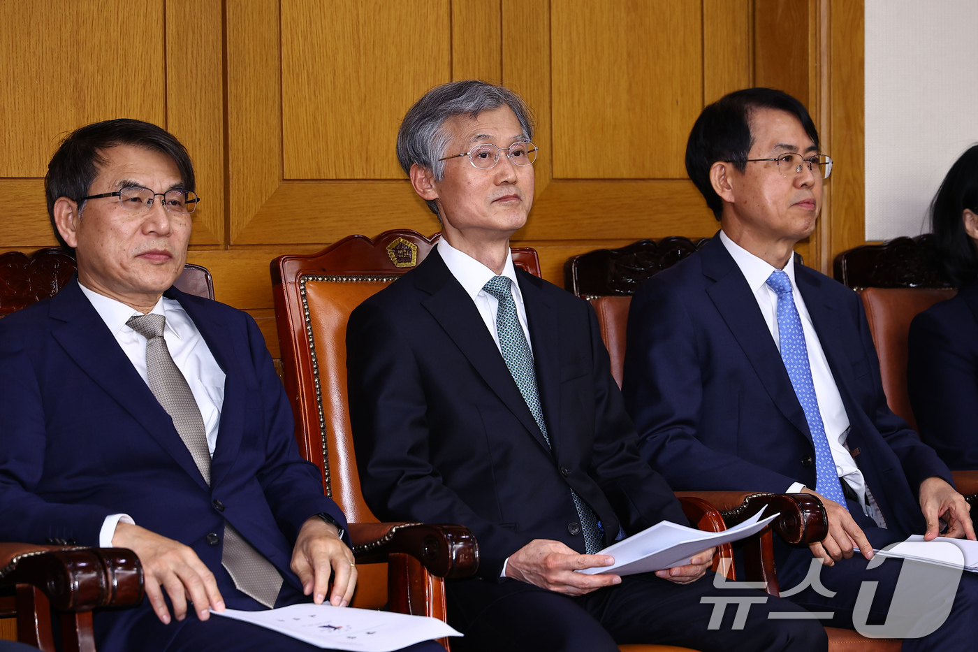 (서울=뉴스1) 장수영 기자 = 조희대 대법원장(가운데)이 5일 오후 서울 서초구 대법원에서 열린 전국법원장회의에 참석해 자리에 앉아 있다. (공동취재) 2025.12.5/뉴스1