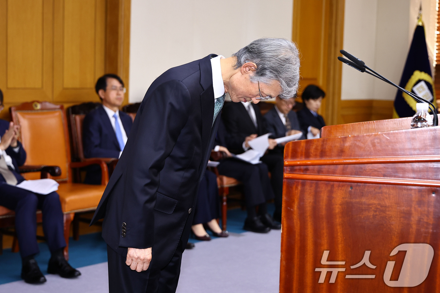 (서울=뉴스1) 장수영 기자 = 조희대 대법원장이 5일 오후 서울 서초구 대법원에서 열린 전국법원장회의에서 인사말을 마치며 인사하고 있다. (공동취재) 2025.12.5/뉴스1