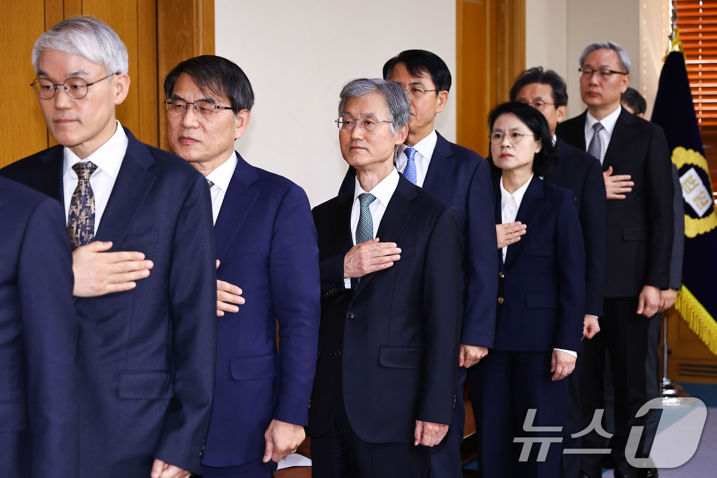 (서울=뉴스1) 장수영 기자 = 조희대 대법원장과 대법관들이 5일 오후 서울 서초구 대법원에서 열린 전국법원장회의에서 국민의례 하고 있다. (공동취재) 2025.12.5/뉴스1
