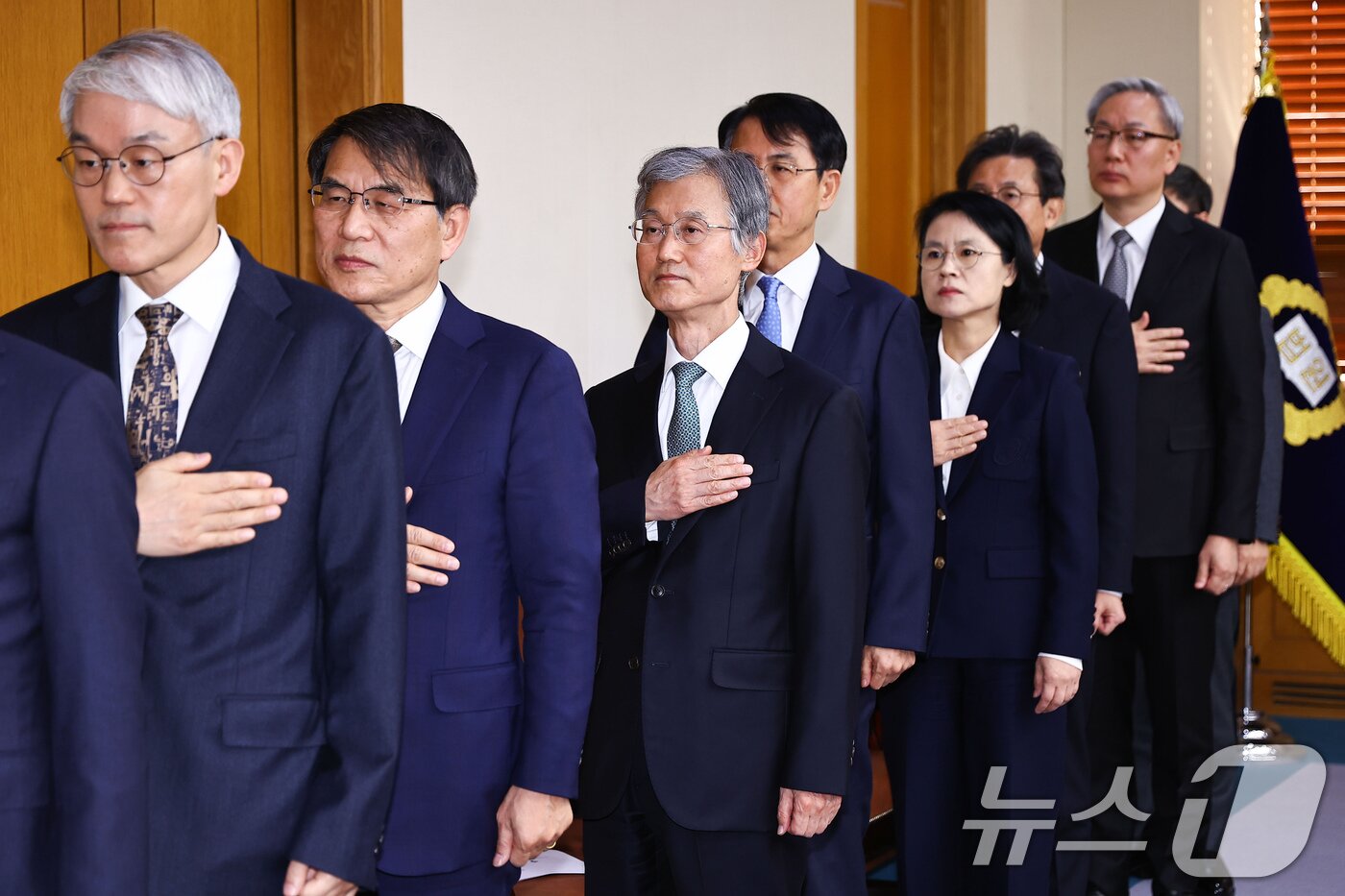 본문 이미지 - 조희대 대법원장과 대법관들이 5일 오후 서울 서초구 대법원에서 열린 전국법원장회의에서 국민의례 하고 있다. &#40;공동취재&#41; ⓒ News1 장수영 기자