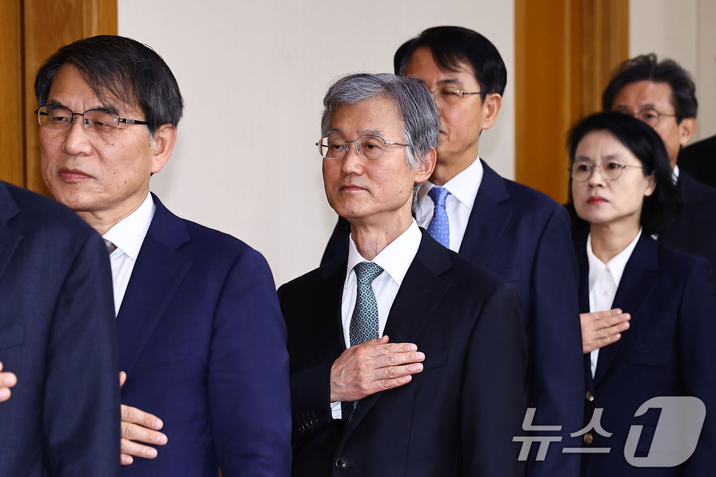 (서울=뉴스1) 장수영 기자 = 조희대 대법원장과 대법관들이 5일 오후 서울 서초구 대법원에서 열린 전국법원장회의에서 국민의례하고 있다. (공동취재) 2025.12.5/뉴스1