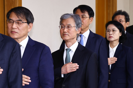 국민의례하는 조희대 대법원장과 대법관들