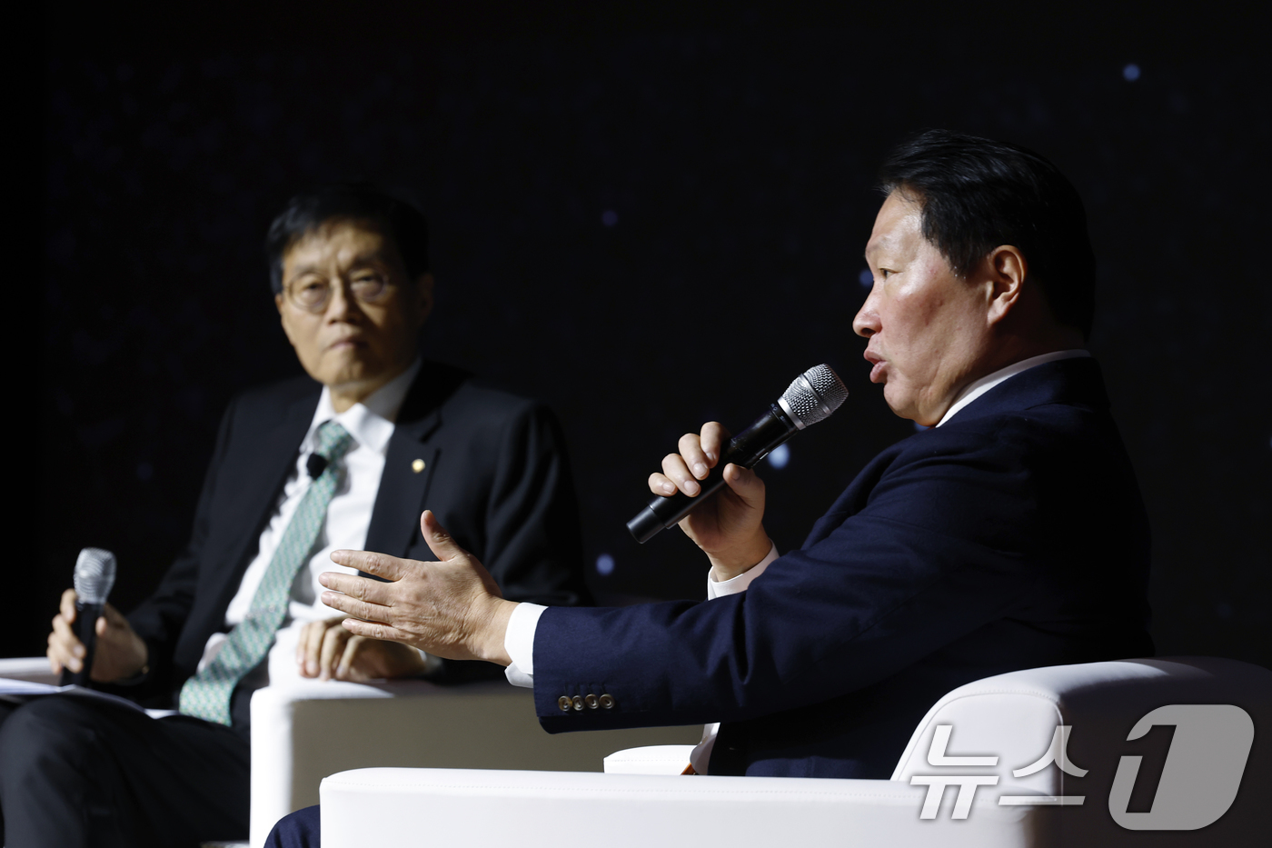 (서울=뉴스1) 박정호 기자 = 최태원 대한상공회의소 회장이 5일 오후 서울시 중구 세종대로 대한상공회의소 국제회의장에서 'AI 기반의 성장과 혁신'을 주제로 열린 제4회 한국은행 …