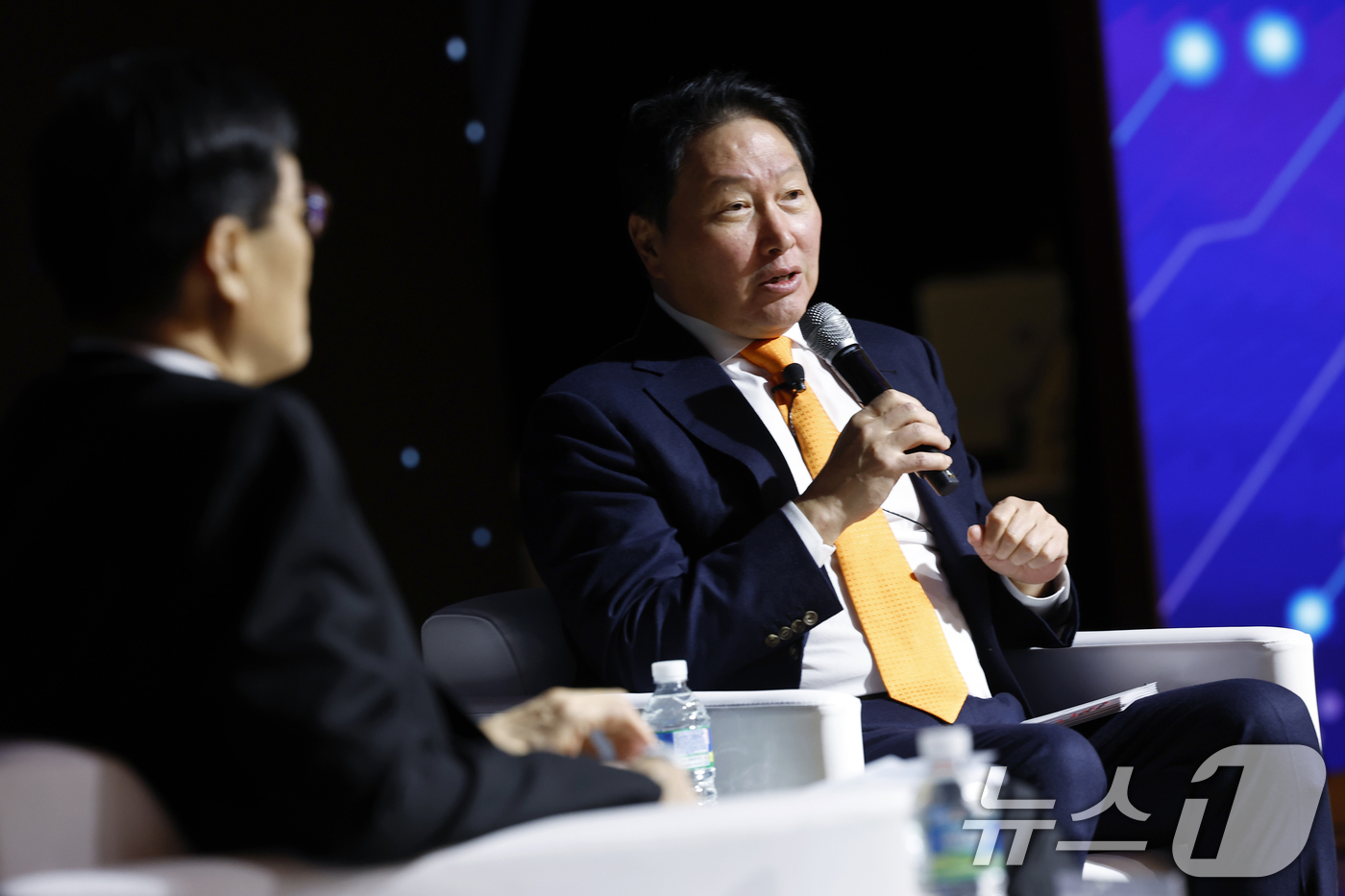 (서울=뉴스1) 박정호 기자 = 최태원 대한상공회의소 회장이 5일 오후 서울시 중구 세종대로 대한상공회의소 국제회의장에서 'AI 기반의 성장과 혁신'을 주제로 열린 제4회 한국은행 …