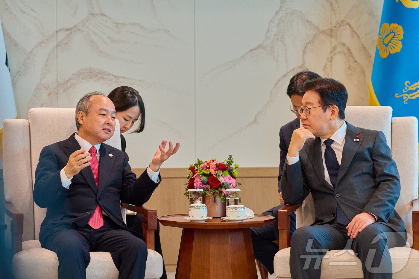 본문 이미지 - 이재명 대통령이 지난해 서울 용산 대통령실 청사에서 손정의 소프트뱅크그룹 회장 접견을 하고 있다. (대통령실 제공. 재판매 및 DB 금지)  ⓒ News1 이재명 기자