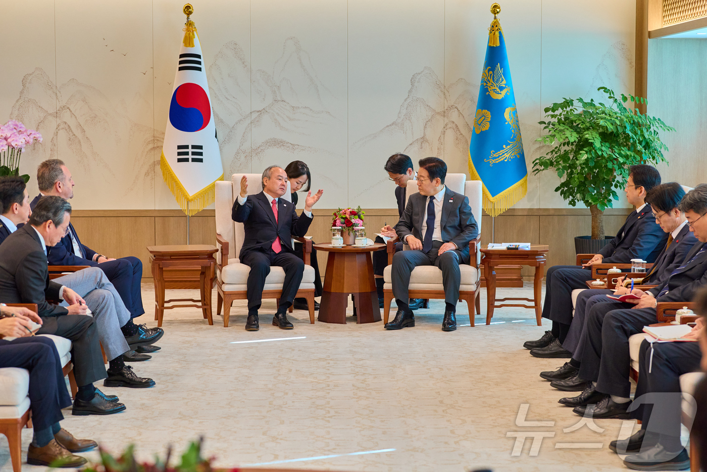 (서울=뉴스1) 이재명 기자 = 이재명 대통령이 5일 서울 용산 대통령실 청사에서 손정의 소프트뱅크그룹 회장 접견을 하고 있다. (대통령실 제공. 재판매 및 DB 금지)  2025 …