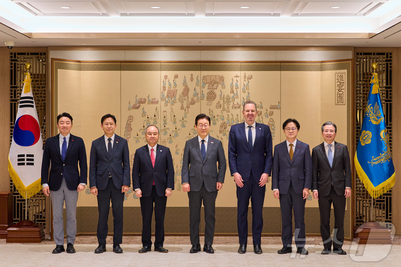 (서울=뉴스1) 이재명 기자 = 이재명 대통령이 5일 서울 용산 대통령실 청사에서 손정의 소프트뱅크그룹 회장을 접견하며 기념촬영을 하고 있다. (대통령실 제공. 재판매 및 DB 금 …