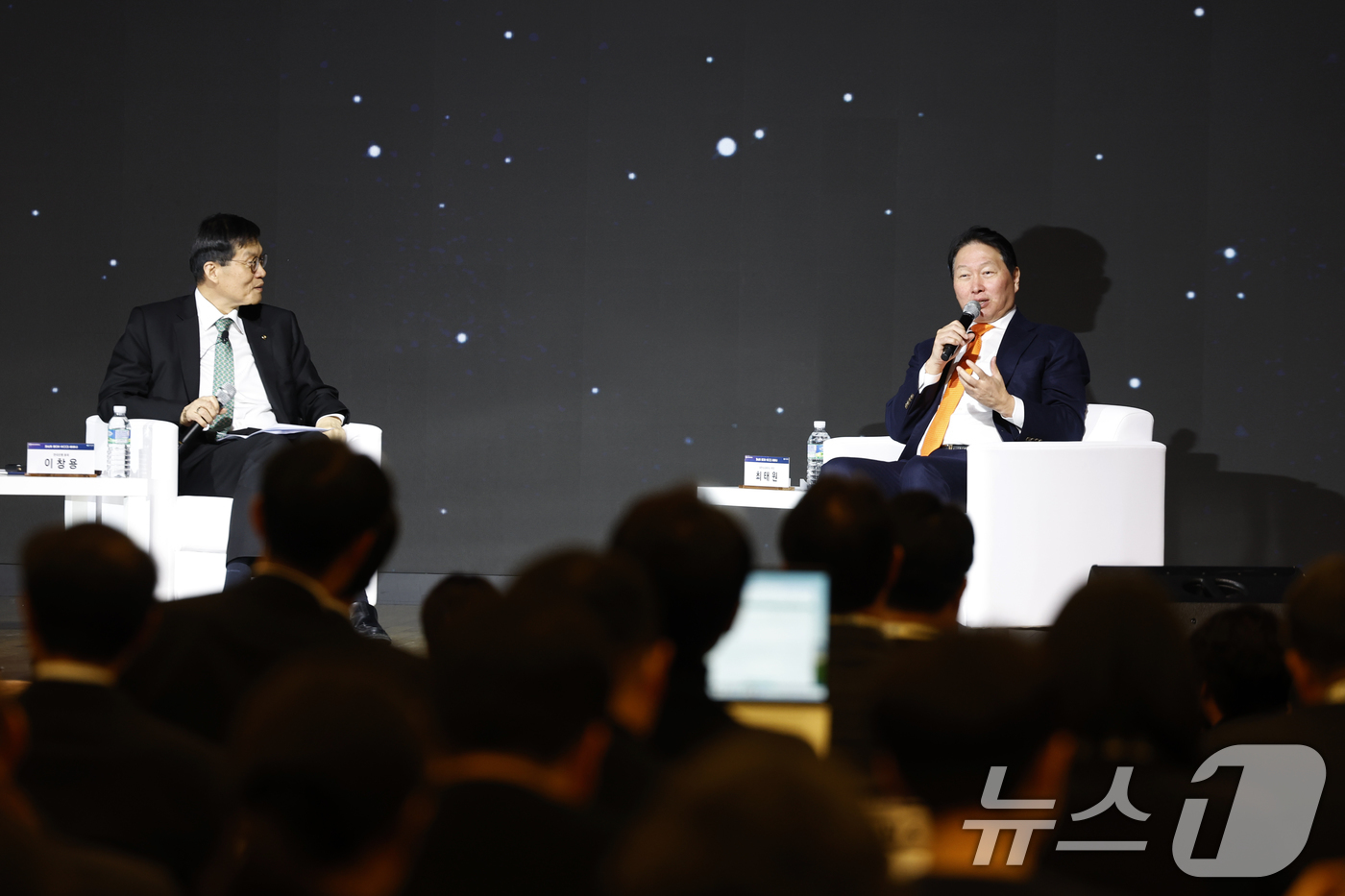 (서울=뉴스1) 박정호 기자 = 최태원 대한상공회의소 회장과 이창용 한국은행 총재가 5일 오후 서울시 중구 세종대로 대한상공회의소 국제회의장에서 'AI 기반의 성장과 혁신'을 주제 …