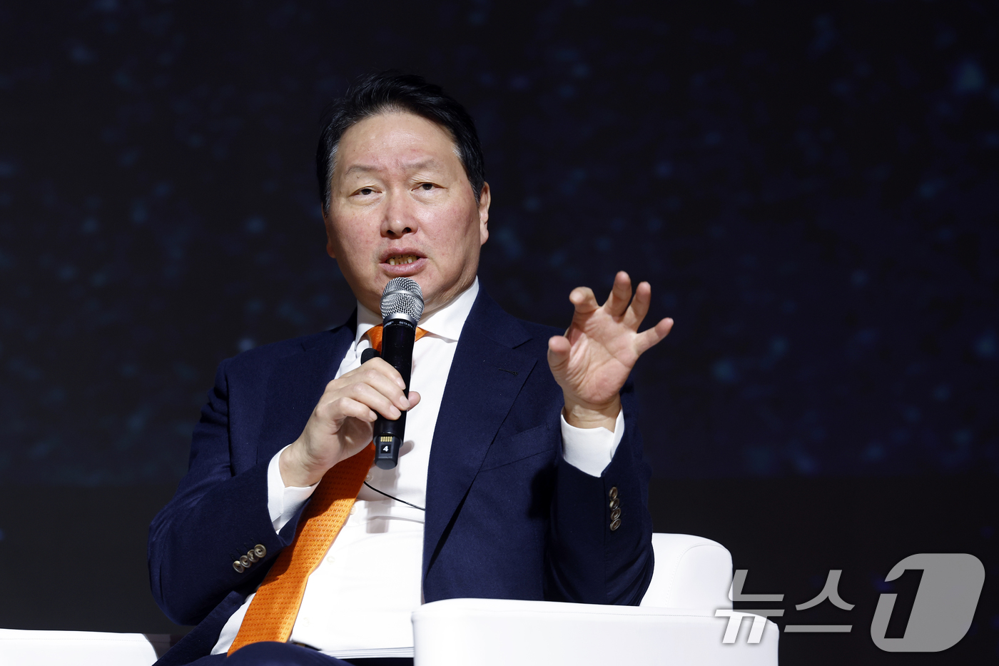 (서울=뉴스1) 박정호 기자 = 최태원 대한상공회의소 회장이 5일 오후 서울시 중구 세종대로 대한상공회의소 국제회의장에서 'AI 기반의 성장과 혁신'을 주제로 열린 제4회 한국은행 …