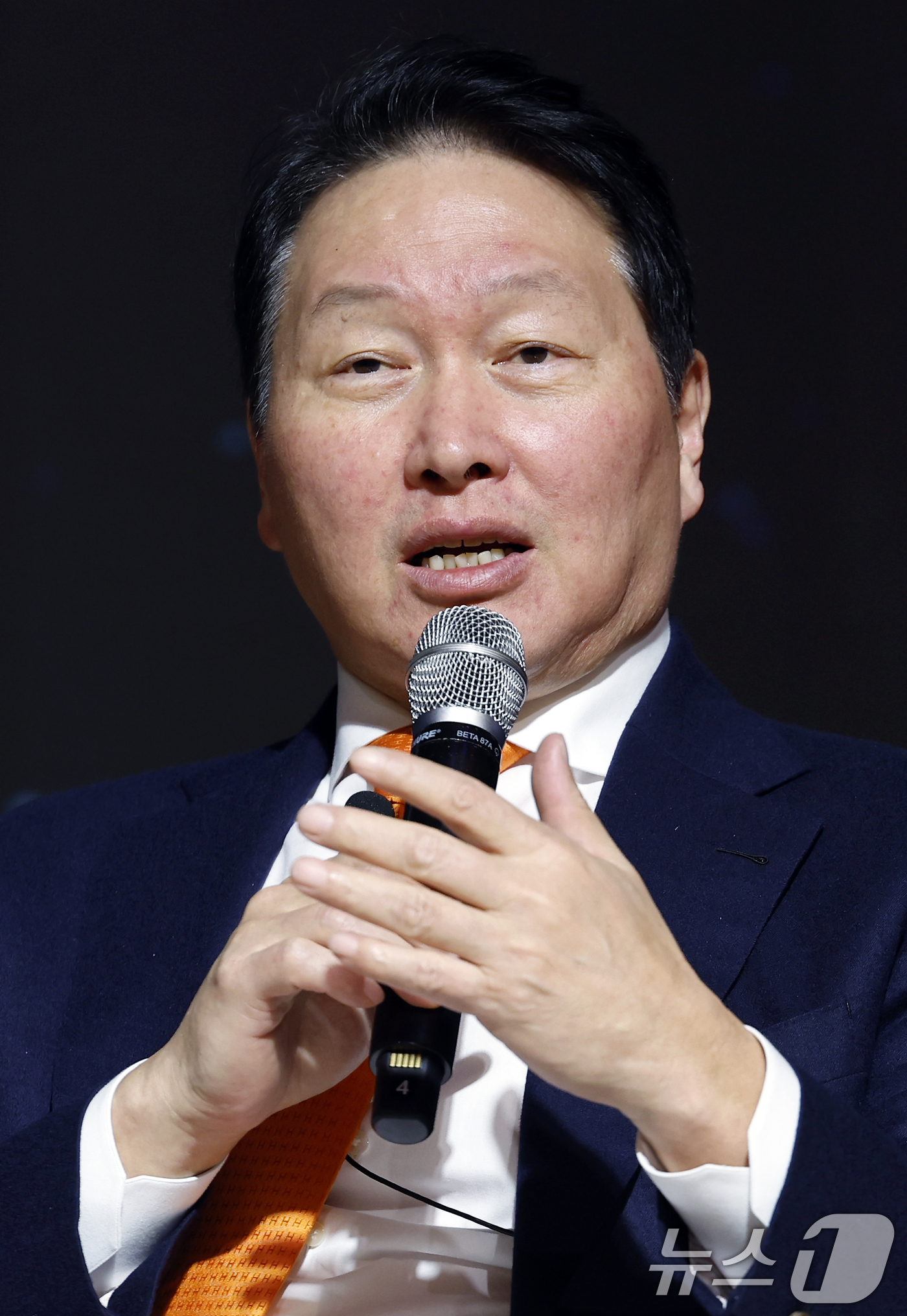 (서울=뉴스1) 박정호 기자 = 최태원 대한상공회의소 회장이 5일 오후 서울시 중구 세종대로 대한상공회의소 국제회의장에서 'AI 기반의 성장과 혁신'을 주제로 열린 제4회 한국은행 …