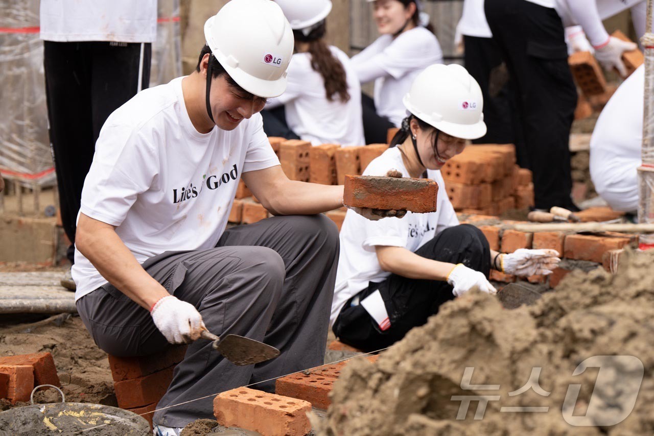 (서울=뉴스1) = LG전자가 자원봉사자의 날인 5일 경기도 고양시 일산 킨텍스에서 열린 ‘2025 대한민국 자원봉사대상’ 시상식에서 대통령표창을 수상했다고 밝혔다. 사진은 LG전 …