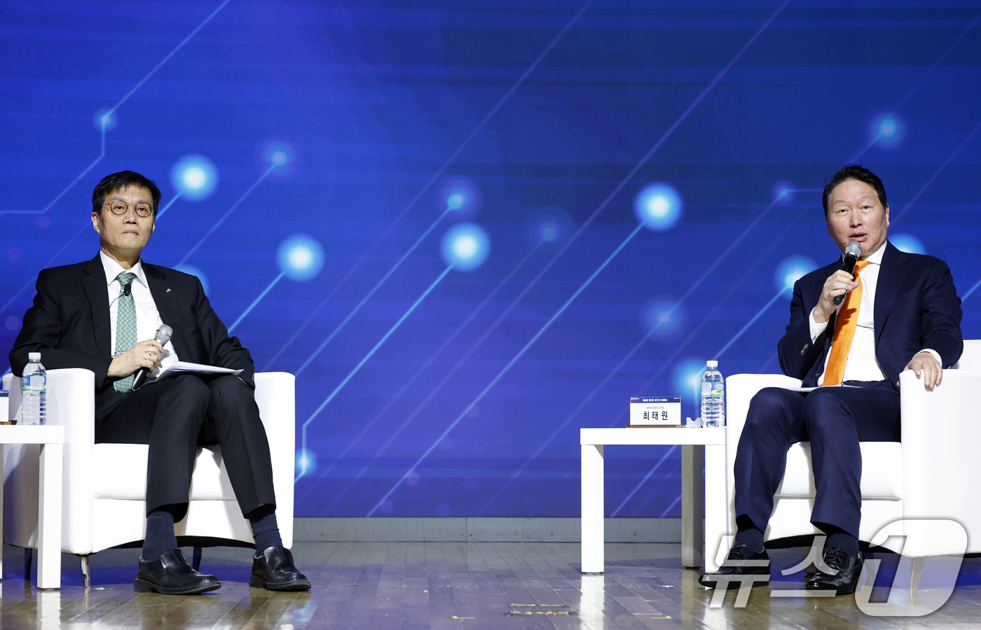 (서울=뉴스1) 박정호 기자 = 최태원 대한상공회의소 회장과 이창용 한국은행 총재가 5일 오후 서울시 중구 세종대로 대한상공회의소 국제회의장에서 'AI 기반의 성장과 혁신'을 주제 …