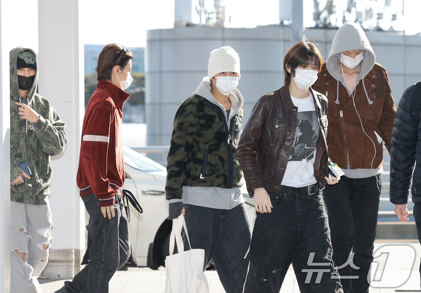 (인천공항=뉴스1) 권현진 기자 = 코르티스가 해외 일정을 위해 5일 인천국제공항을 통해 대만으로 출국하고  있다. 2025.12.5/뉴스1