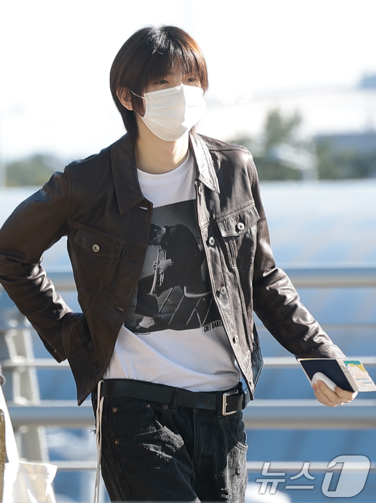 (인천공항=뉴스1) 권현진 기자 = 코르티스 주훈이 해외 일정을 위해 5일 인천국제공항을 통해 대만으로 출국하기 전 인사를 하고  있다. 2025.12.5/뉴스1