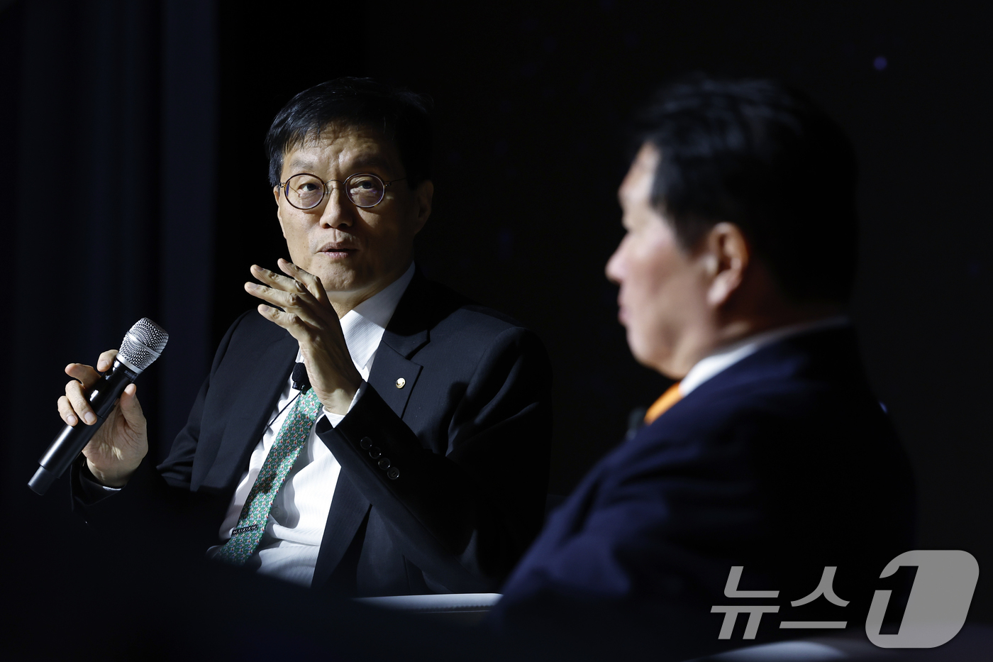 (서울=뉴스1) 박정호 기자 = 이창용 한국은행 총재가 5일 오후 서울시 중구 세종대로 대한상공회의소 국제회의장에서 'AI 기반의 성장과 혁신'을 주제로 열린 제4회 한국은행-대한 …