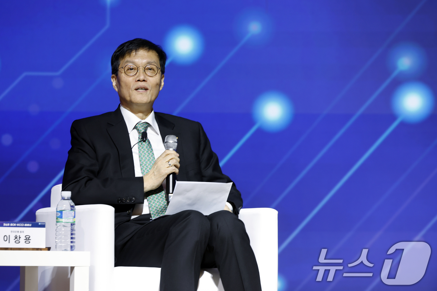 (서울=뉴스1) 박정호 기자 = 이창용 한국은행 총재가 5일 오후 서울시 중구 세종대로 대한상공회의소 국제회의장에서 'AI 기반의 성장과 혁신'을 주제로 열린 제4회 한국은행-대한 …